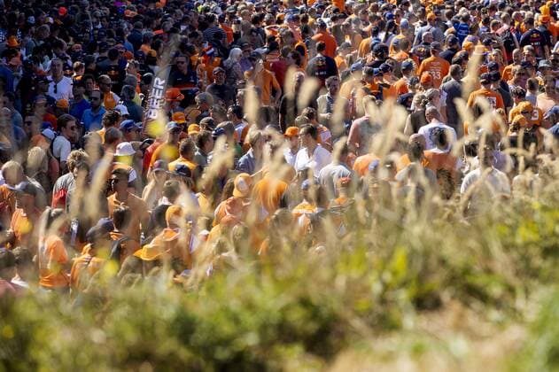 ZANDVOORT - Audience during the 3rd free practice session ahead of the F1 Grand Prix of the Netherlands at Circuit Zandvoort on September 3, 2022 in Zandvoort, Netherlands. KOEN VAN WEEL F1 Grand Prix of The Netherlands - Practice 3 2022 xVIxANPxSportx xxANPxIVx