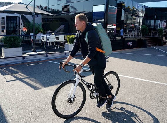 FORMULA 1 HEINEKEN DUTCH GRAND PRIX 2022 03.09.2022, Circuit Park Zandvoort, Zandvoort, FORMULA 1 HEINEKEN DUTCH GRAND PRIX 2022 , im Bild Mick Schumacher (DEU), Haas F1 Team mit einem Fahrrad im Fahrerlager.