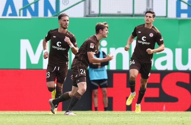 Sport Themen der Woche KW35 03.09.2022 - Fussball - Saison 2022 2023 - 2. Fussball - Bundesliga - 07. Spieltag: SpVgg Greuther Fürth ( Kleeblatt ) - FC Sankt St. Pauli - Sportfoto Zink DaMa - DFL regulations prohibit any use of photographs as image sequences and or quasi-video - only for editorial use - Jubel Freude Torjubel nach Tor zum 2:2 - Leart Paqarada Pacarada (23, FC St. Pauli ) Connor Metcalfe (24, FC St. Pauli ) Igor Matanovic (34, FC St. Pauli ) jubelt freut sich - Torschütze: Connor Metcalfe (24, FC St. Pauli ) *** 03 09 2022 football season 2022 2023 2 football Bundesliga 07 matchday SpVgg Greuther Fürth Kleeblatt FC Sankt St Pauli Sportfoto Zink DaMa DFL regulations prohibit any use of photographs as image sequences and or quasi video only for editorial use Jubel Freude Torjubel nach Tor zum 2 2 Leart Paqarada Pacarada 23, FC St Pauli Connor Metcalfe 24, FC St Pauli Igor Matanovic 34, FC St Pauli cheers joy goal scorer Connor Metcalfe 24, FC St Pauli