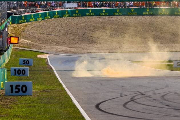 ZANDVOORT - Red flag when an orange torch is thrown on the track during qualifying ahead of the F1 Grand Prix of the Netherlands at Circuit van Zandvoort on September 3, 2022 in Zandvoort, Netherlands. ANP SEM VAN DER WAL F1 Grand Prix of The Netherlands - Qualifying 2022 xVIxANPxSportx xxANPxIVx