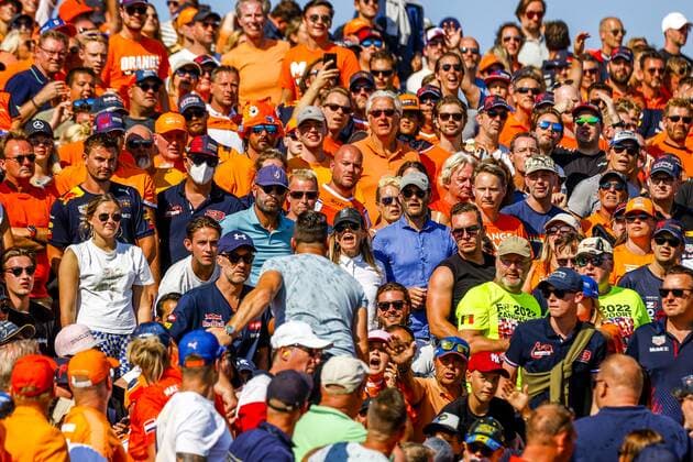 ZANDVOORT - A riot in a grandstand with spectators after an orange flare was thrown onto the track during qualifying ahead of the F1 Grand Prix of the Netherlands at Circuit van Zandvoort on September 3, 2022 in Zandvoort, Netherlands. ANP SEM VAN DER WAL F1 Grand Prix of The Netherlands - Qualifying 2022 xVIxANPxSportx xxANPxIVx