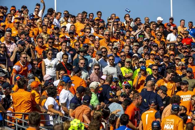 Formel 1, GP der Niederlande in Zandvoort ZANDVOORT - A riot in a grandstand with spectators after an orange torch was thrown onto the track during qualifying ahead of the F1 Grand Prix of the Netherlands at Circuit van Zandvoort on September 3, 2022 in Zandvoort, Netherlands. ANP SEM VAN DER WAL F1 Grand Prix of The Netherlands - Qualifying 2022 xVIxANPxSportx xxANPxIVx