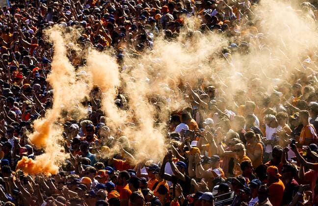 ZANDVOORT - Fans in the stands during qualifying ahead of the F1 Grand Prix of the Netherlands at Circuit Zandvoort on September 3, 2022 in Zandvoort, Netherlands. REMKO DE WAAL F1 Grand Prix of The Netherlands - Qualifying 2022 xVIxANPxSportx xxANPxIVx
