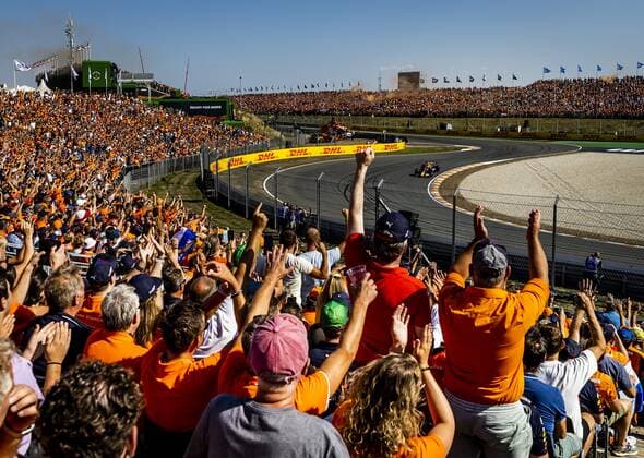 ZANDVOORT - Fans in the stands during qualifying ahead of the F1 Grand Prix of the Netherlands at Circuit Zandvoort on September 3, 2022 in Zandvoort, Netherlands. REMKO DE WAAL F1 Grand Prix of The Netherlands - Qualifying 2022 xVIxANPxSportx xxANPxIVx