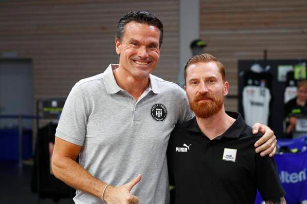 Basketball expert Jakob Cup 20212 in der Oberfrankenhalle in Bayreuth Saison 2022-2023 Medi Bayreuth gegen Veolia Towers Hamburg Lars Masell (Medi Bayreuth Trainer) rechts Raoul Korner (Veolia Towers Hamburg Trainer) links