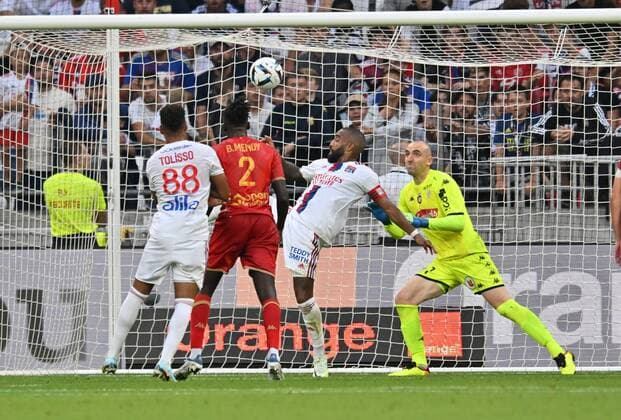 Fußball, Olympique Lyon - SCO Angers Alexandre Lacazette (lyon) vs Paul Bernardoni (angers) FOOTBALL: Olympique Lyonnais vs SCO Angers - Ligue 1 - 03 09 2022 FredericChambert Panoramic 