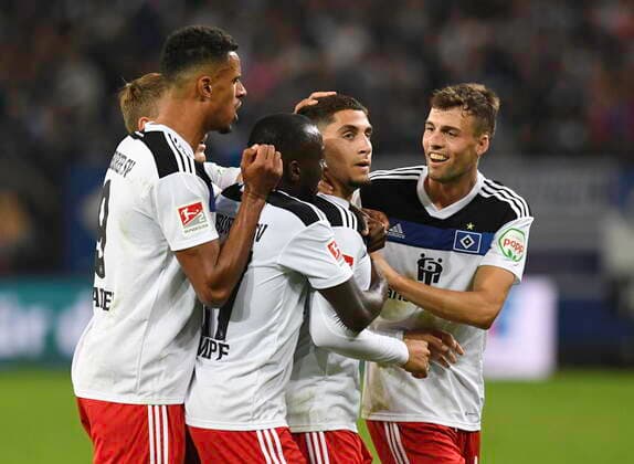 Sport Themen der Woche KW35 Sport Bilder des Tages GER; 2. FBL, Hamburger SV vs Karlsruher SC 03.09.2022, GER; 2. FBL, Hamburger SV vs Karlsruher SC, DFL REGULATIONS PROHIBIT ANY USE OF PHOTOGRAPHS AS IMAGE SEQUENCES AND OR QUASI-VIDEO, im Bild Ludovit Reis (Hamburg 14) schiesst das Tor zum 1-0 fuer den HSV vorbei an Jerome Gondorf (Karlsruhe 08) und Paul Nebel (Karlsruhe 26) und jubelt mit der Mannschaft *** GER 2 FBL, Hamburger SV vs Karlsruher SC 03 09 2022, GER 2 FBL, Hamburger SV vs Karlsruher SC, DFL REGULATIONS PROHIBIT ANY USE OF PHOTOGRAPHS AS IMAGE SEQUENCES AND OR QUASI VIDEO, in the picture Ludovit Reis Hamburg 14 shoots the goal to 1 0 for HSV past Jerome Gondorf Karlsruhe 08 and Paul Nebel Karlsruhe 26 and cheers with the team nordphotoxGmbH xWitke nph00002