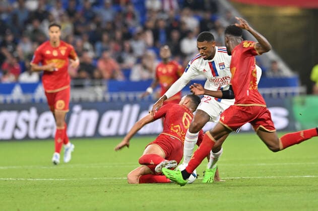 Fußball, Olympique Lyon - SCO Angers Jeff Reine-AdÃ laide (lyon) vs Nabil Bentaleb (angers) FOOTBALL: Olympique Lyonnais vs SCO Angers - Ligue 1 - 03 09 2022 FredericChambert Panoramic 