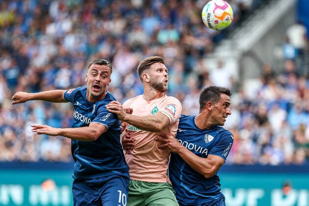 Bilder des Jahres 2022, Sport 09 September Sport Themen der Woche KW35 Sport Bilder des Tages Niklas Füllkrug Fuellkrug (Werder Bremen, 11) im Zweikampf gegen Philipp Förster Foerster (VfL Bochum 1848, 10) und Vasilios Lampropoulus (VfL Bochum 1848, 24), GER, VfL Bochum 1848 vs. Werder Bremen, Fussball, 1. Bundesliga, 5. Spieltag, Spielzeit 2022 2023, 02.09.2022, DFB DFL regulations prohibit any use of photographs as image sequences and or quasi-video., GER, VfL Bochum 1848 vs. Werder Bremen, Fussball, 1. Bundesliga, 5. Spieltag, Spielzeit 2022 2023, 02.09.2022 Bochum *** Niklas Füllkrug Fuellkrug Werder Bremen, 11 in a duel against Philipp Foerster Foerster VfL Bochum 1848, 10 and Vasilios Lampropoulus VfL Bochum 1848, 24 , GER, VfL Bochum 1848 vs Werder Bremen, Football, 1 Bundesliga, Matchday 5, Spielzeit 2022 2023, 02 09 2022, DFB DFL regulations prohibit any use of photographs as image sequences and or quasi video , GER, VfL Bochum 1848 vs Werder Bremen, Football, 1 Bundesliga, 5 Spieltag, Spielzeit 2022 2023, 02 09 2022 Bochum Copyright: xEibner-Pressefoto BoiaxGabrielx EP_EEP