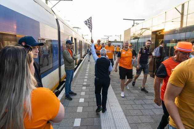 ZANDVOORT - Visitors on their way to the Zandvoort circuit where the F1 Grand Prix of the Netherlands will be held. ANP JEROEN JUMELET xVIxANPxSportx xxANPxIVx