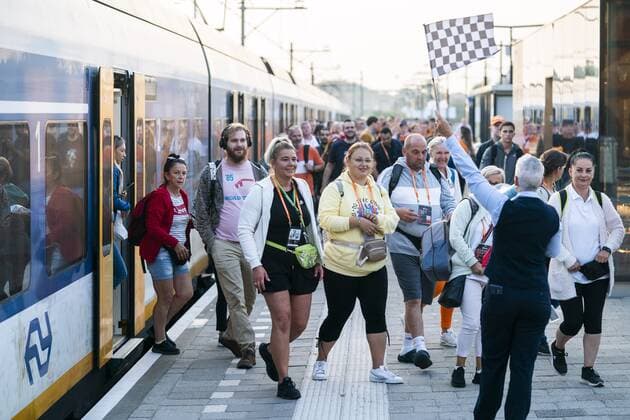ZANDVOORT - Visitors on their way to the Zandvoort circuit where the F1 Grand Prix of the Netherlands will be held. ANP JEROEN JUMELET xVIxANPxSportx xxANPxIVx