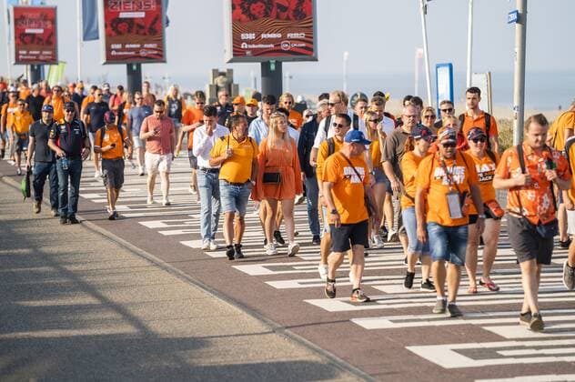 ZANDVOORT - Visitors on their way to the Zandvoort circuit where the F1 Grand Prix of the Netherlands will be held. ANP JEROEN JUMELET xVIxANPxSportx xxANPxIVx
