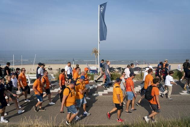 ZANDVOORT - Visitors on their way to the Zandvoort circuit where the F1 Grand Prix of the Netherlands will be held. ANP JEROEN JUMELET xVIxANPxSportx xxANPxIVx