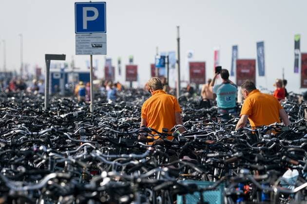ZANDVOORT - Visitors on their way to the Zandvoort circuit where the F1 Grand Prix of the Netherlands will be held. ANP JEROEN JUMELET xVIxANPxSportx xxANPxIVx