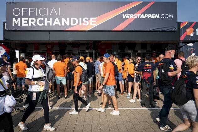 ZANDVOORT - Visitors on their way to the Zandvoort circuit where the F1 Grand Prix of the Netherlands will be held. ANP JEROEN JUMELET xVIxANPxSportx xxANPxIVx