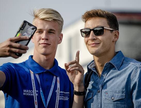 ZANDVOORT - George Russell (Mercedes) poses with a fan ahead of the F1 Grand Prix of the Netherlands at Circuit van Zandvoort on September 4, 2022 in Zandvoort, Netherlands. ANP SEM VAN DER WAL F1 Grand Prix of The Netherlands 2022 xVIxANPxSportx xxANPxIVx