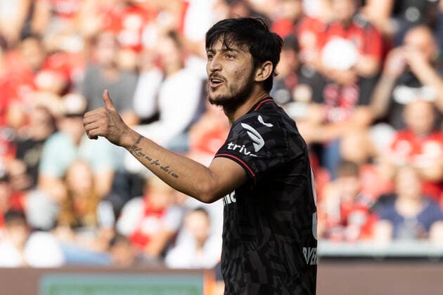 Fußball: 1. Bundesliga, Saison 2022 2023, 5. Spieltag, Bayer 04 Leverkusen - SC Freiburg am 03.09.2022 in Leverkusen (Nordrhein-Westfalen). Leverkusens Sardar Azmoun gibt Anweisungen WICHTIGER HINWEIS: Gemäß den Vorgaben der DFL Deutsche Fußball Liga bzw. des DFB Deutscher Fußball-Bund ist es untersagt, in dem Stadion und oder vom Spiel angefertigte Fotoaufnahmen in Form von Sequenzbildern und oder videoähnlichen Fotostrecken zu verwerten bzw. verwerten zu lassen. Copyright: xKirchner MarcoxSteinbrennerx