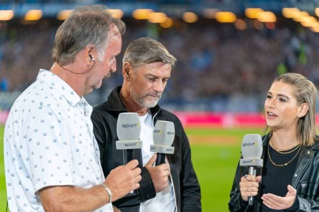 Oliver Kreuzer (Karlsruher SC Geschaeftsfuehrer mit Sport 1 Moderatorin Jana Wosnitza und Peter Neururer Hamburger SV vs. Karlsruher SC, Fussball, 2. Bundesliga, Spieltag 7, Saison 2022 23, 03.09.2022 DFL REGULATIONS PROHIBIT ANY USE OF PHOTOGRAPHS AS IMAGE SEQUENCES AND OR QUASI-VIDEO -Pressefoto Marcel von Fehrn Hamburger SV vs. Karlsruher SC, Fussball, 2. Bundesliga, Spieltag 7, Saison 2022 23, 03.09.2022 Hamburg *** Oliver Kreuzer Karlsruher SC Managing Director Sports with Sport 1 host Jana Wosnitza and Peter Neururer Hamburger SV vs Karlsruher SC, Football, 2 Bundesliga, Matchday 7, Season 2022 23, 03 09 2022 DFL REGULATES PROHIBIT ANY USE OF PHOTOGRAPHS AS IMAGE SEQUENCES AND OR QUASI VIDEO Press photo Marcel von Fehrn Hamburger SV vs Karlsruher SC, Football, 2 Bundesliga, Matchday 7, Season 2022 23, 03 09 2022 Hamburg Copyright: xMarcelxvonxFehrnx EP_EER