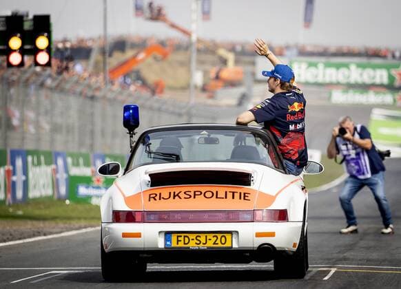 ZANDVOORT - Max Verstappen (Oracle Red Bull Racing) during the drivers parade ahead of the F1 Grand Prix of the Netherlands at Circuit van Zandvoort on September 4, 2022 in Zandvoort, Netherlands. KOEN VAN WEEL F1 Grand Prix of The Netherlands 2022 xVIxANPxSportx xxANPxIVx
