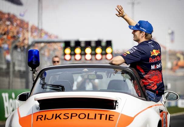 ZANDVOORT - Max Verstappen (Oracle Red Bull Racing) during the drivers parade ahead of the F1 Grand Prix of the Netherlands at Circuit van Zandvoort on September 4, 2022 in Zandvoort, Netherlands. KOEN VAN WEEL F1 Grand Prix of The Netherlands 2022 xVIxANPxSportx xxANPxIVx
