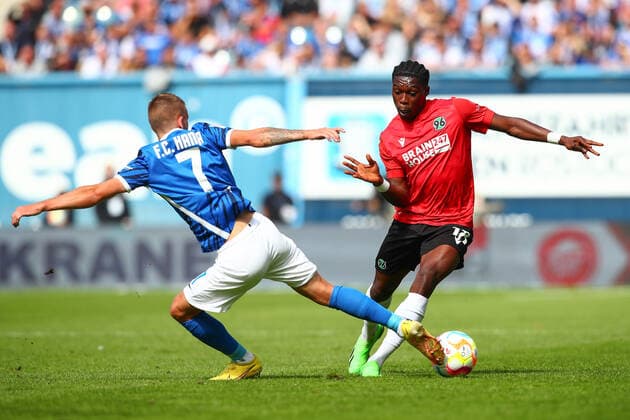 Sport Themen der Woche KW35 Sport Bilder des Tages 04.09.2022, xtgx, Fussball 2. Bundesliga, FC Hansa Rostock - Hannover 96 emspor, v.l. Nico Neidhart (Rostock, 7), Derrick Koehn (Hannover, 18) Zweikampf, Duell, Kampf, tackle (DFL DFB REGULATIONS PROHIBIT ANY USE OF PHOTOGRAPHS as IMAGE SEQUENCES and or QUASI-VIDEO) Rostock *** 04 09 2022, xtgx, football 2 Bundesliga, FC Hansa Rostock Hannover 96 emspor, v l Nico Neidhart Rostock, 7 , Derrick Koehn Hannover, 18 duel, duel, fight, tackle DFL DFB REGULATES PROHIBIT ANY USE OF PHOTOGRAPHS as IMAGE SEQUENCES and or QUASI VIDEO Rostock