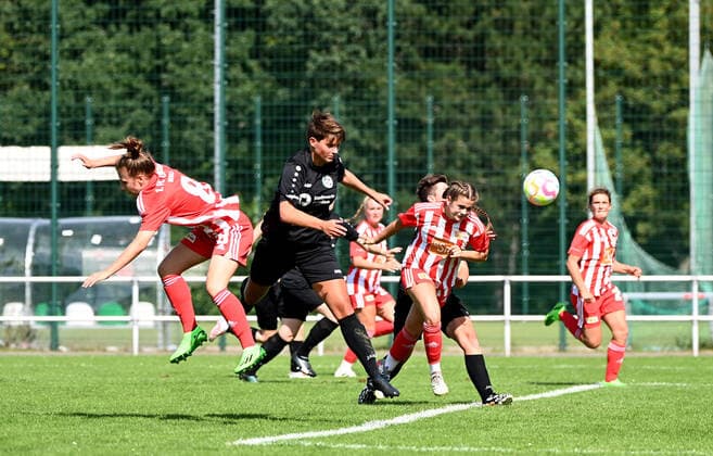 Fussball, Frauen, Regionalliga Norost, Saison 2022 2023 (2. Spieltag), 1. FC Union Berlin - FSV Babelsberg, v. l. Lisa Görsdorf (1. Frauen 1. FC Union), Lätitzia Radloff, Elisa Spolaczyk (1. Frauen 1. FC Union) erzielt das Tor zum 2:0, 04.09. 2022, Copyright: xMatthiasxKochx