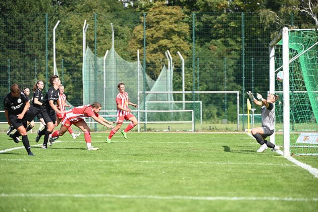Fussball, Frauen, Regionalliga Norost, Saison 2022 2023 (2. Spieltag), 1. FC Union Berlin - FSV Babelsberg, v. l. Lätitzia Radloff, Elisa Spolaczyk (1. Frauen 1. FC Union) erzielt das Tor zum 2:0 gegen Torfrau Nina Haeberlin, 04.09. 2022, Copyright: xMatthiasxKochx
