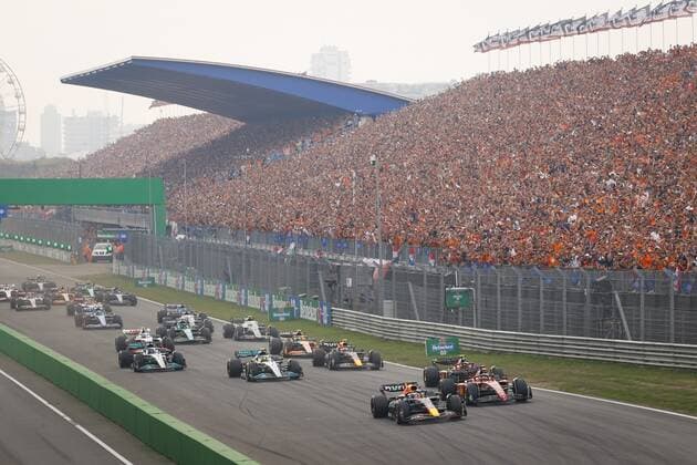 ZANDVOORT - Max Verstappen (Oracle Red Bull Racing) leads the way during the start of the F1 Grand Prix of the Netherlands at Circuit Zandvoort on September 4, 2022 in Zandvoort, Netherlands. REMKO DE WAAL F1 Grand Prix of The Netherlands 2022 xVIxANPxSportx xxANPxIVx