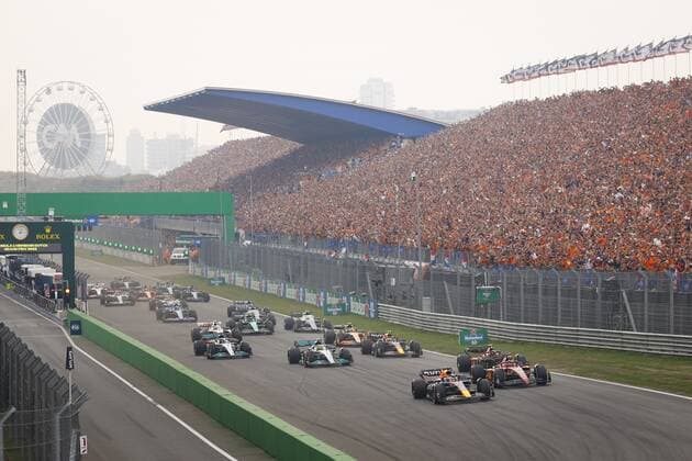 ZANDVOORT - Max Verstappen (Oracle Red Bull Racing) leads the way during the start of the F1 Grand Prix of the Netherlands at Circuit Zandvoort on September 4, 2022 in Zandvoort, Netherlands. REMKO DE WAAL F1 Grand Prix of The Netherlands 2022 xVIxANPxSportx xxANPxIVx