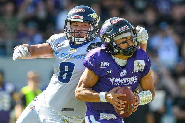 Bilder des Jahres 2022, Sport 09 September Sport Themen der Woche KW35 Sport Bilder des Tages Idriss Ramky (Stuttgart Surge 8), Jakeb Sullivan (Frankfurt Galaxy, 07), Sack Frankfurt Galaxy vs. Stuttgart Surge, American Football, European League of Football, Spieltag 14, 2022, 04.09.2022, Frankfurt Galaxy vs. Stuttgart Surge, American Football, European League of Football, Spieltag 14, 2022, 04.09.2022 Frankfurt am Main *** Idriss Ramky Stuttgart Surge 8 , Jakeb Sullivan Frankfurt Galaxy, 07 , Sack Frankfurt Galaxy vs Stuttgart Surge, American Football, European League of Football, Matchday 14, 2022, 04 09 2022, Frankfurt Galaxy vs Stuttgart Surge, American Football, European League of Football, Matchday 14, 2022, 04 09 2022 Frankfurt am Main. Copyright: xEibner-Pressefotox EP_FSU