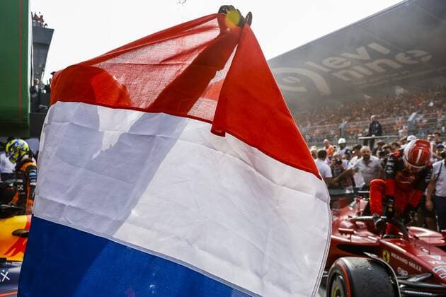 ZANDVOORT - Max Verstappen (Oracle Red Bull Racing) celebrates wearing the Dutch flag after winning the F1 Grand Prix of the Netherlands at Circuit Zandvoort on September 4, 2022 in Zandvoort, Netherlands. ANP SEM VAN DER WAL F1 Grand Prix of The Netherlands 2022 xVIxANPxSportx xxANPxIVx
