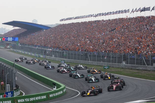 Start of the race, 01 VERSTAPPEN Max (nld), Red Bull Racing RB18, 16 LECLERC Charles (mco), Scuderia Ferrari F1-75, action during the Formula 1 Heineken Dutch Grand Prix 2022, 15th round of the 2022 FIA Formula One World Championship, WM, Weltmeisterschaft from September 2 to 4, 2022 on the Zandvoort Circuit, in Netherlands, Belgium - F1 - DUTCH GRAND PRIX 2022 - RACE DPPI Panoramic 00122036_AV6_9688.JPG_