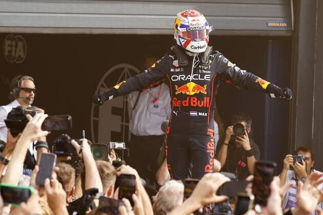 ZANDVOORT - Max Verstappen (Oracle Red Bull Racing) celebrates winning the F1 Grand Prix of the Netherlands at Circuit Zandvoort on September 4, 2022 in Zandvoort, Netherlands. KOEN VAN WEEL F1 Grand Prix of The Netherlands 2022 xVIxANPxSportx xxANPxIVx
