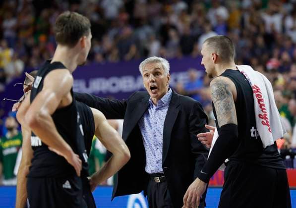 04.09.2022, Litauen vs. Deutschland, FIBA EuroBasket 2022, Germany, Koeln, Lanxess-Arena, Im Bild: v.li. Head-Coach Gordon Herbert (GER) gibt Anweisungen Copyright: HMBxMedia xHeikoxBecker