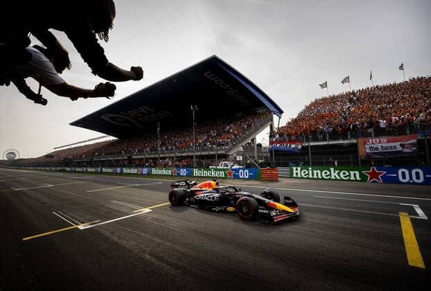 ZANDVOORT - Max Verstappen (Oracle Red Bull Racing) crosses the finish line to win the F1 Grand Prix of the Netherlands at the Circuit of Zandvoort on September 4, 2022 in Zandvoort, Netherlands. KOEN VAN WEEL F1 Grand Prix of The Netherlands 2022 xVIxANPxSportx xxANPxIVx