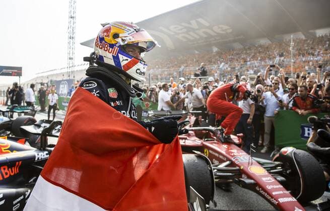 ZANDVOORT - Max Verstappen (Oracle Red Bull Racing) celebrates wearing the Dutch flag after winning the F1 Grand Prix of the Netherlands at Circuit Zandvoort on September 4, 2022 in Zandvoort, Netherlands. ANP SEM VAN DER WAL F1 Grand Prix of The Netherlands 2022 xVIxANPxSportx xxANPxIVx