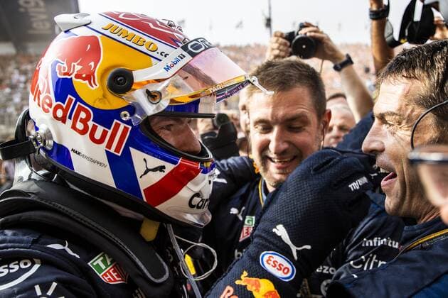ZANDVOORT - Max Verstappen (Oracle Red Bull Racing) receives the congratulations after winning the F1 Grand Prix of the Netherlands at Circuit van Zandvoort on September 4, 2022 in Zandvoort, Netherlands. ANP SEM VAN DER WAL F1 Grand Prix of The Netherlands 2022 xVIxANPxSportx xxANPxIVx