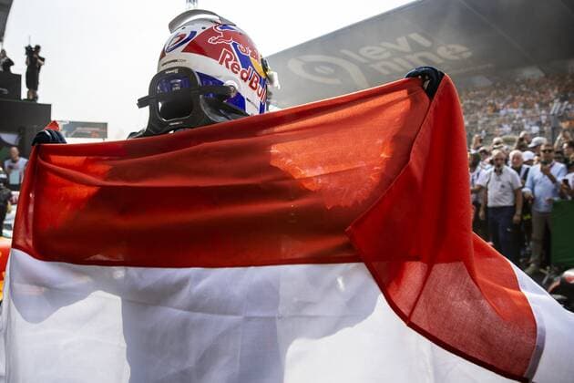 ZANDVOORT - Max Verstappen (Oracle Red Bull Racing) celebrates wearing the Dutch flag after winning the F1 Grand Prix of the Netherlands at Circuit Zandvoort on September 4, 2022 in Zandvoort, Netherlands. ANP SEM VAN DER WAL F1 Grand Prix of The Netherlands 2022 xVIxANPxSportx xxANPxIVx
