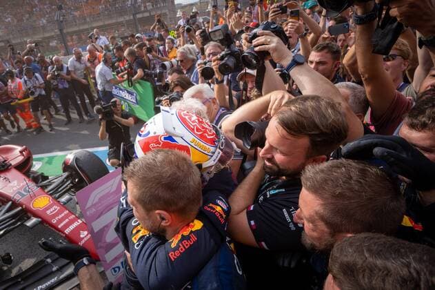 ZANDVOORT , 01-09-2022 , CM.com circuit zandvoort , Formula 1 Dutch Grand Prix 2022 - Sunday , Max Verstappen wins the Dutch GP and celebrates with the mechanics Formula 1 Dutch Grand Prix 2022 Sunday  x18125651x Copyright: