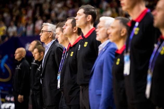 FIBA EUROBASKET, Litauen - Deutschland; 04.09.2022 Cheftrainer Gordon Herbert (Deutschland) und sein Staff waehrend der Hymne FIBA EUROBASKET, Litauen - Deutschland, Koeln, LANXESSarena Copyright: xBEAUTIFULxSPORTS Wunderlx