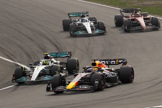 ZANDVOORT - Max Verstappen (Oracle Red Bull Racing) passes Lewis Hamilton (Mercedes) during the F1 Grand Prix of the Netherlands at Circuit van Zandvoort on September 4, 2022 in Zandvoort, Netherlands. REMKO DE WAAL F1 Grand Prix of The Netherlands 2022 xVIxANPxSportx xxANPxIVx