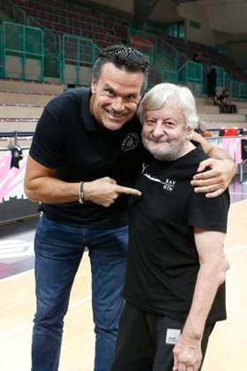 Basketball expert Jakob Cup 2022 Finale in der Oberfrankenhalle in Bayreuth Saison 2022-2023 Veolia Towers Hamburg gegen NINERS Chemnitz Raoul Korner (Veolia Towers Hamburg Trainer) links Eddy Hübner (Medi Bayreuth Betreuer) rechts