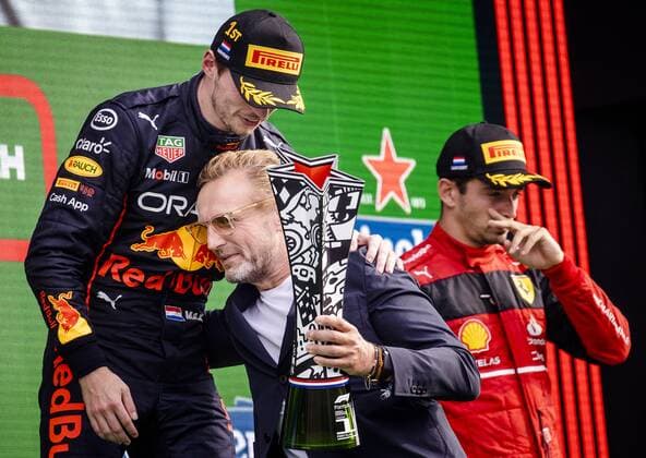 ZANDVOORT - Max Verstappen (Red Bull Racing) receives first prize from Prince Bernhard after winning the F1 Grand Prix of the Netherlands at Circuit van Zandvoort on September 4, 2022 in Zandvoort, Netherlands. ANP SEM VAN DER WAL F1 Grand Prix of The Netherlands 2022 xVIxANPxSportx xxANPxIVx