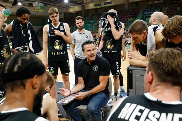 Basketball expert Jakob Cup 2022 Finale in der Oberfrankenhalle in Bayreuth Saison 2022-2023 Veolia Towers Hamburg gegen NINERS Chemnitz Raoul Korner (Veolia Towers Hamburg Trainer) bei der Auszeit