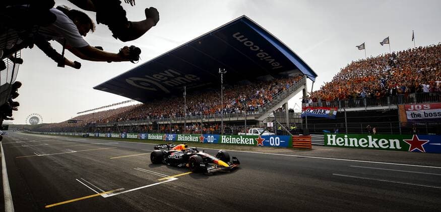 ZANDVOORT - Max Verstappen (Oracle Red Bull Racing) crosses the finish line to win the F1 Grand Prix of the Netherlands at the Circuit of Zandvoort on September 4, 2022 in Zandvoort, Netherlands. KOEN VAN WEEL F1 Grand Prix of The Netherlands 2022 xVIxANPxSportx xxANPxIVx