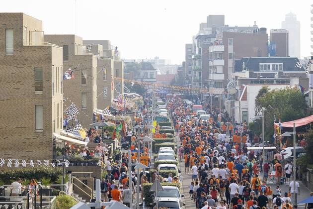ZANDVOORT - Race fans on their way home from the Zandvoort circuit where the F1 Grand Prix of the Netherlands was held. ANP RAMON VAN FLYMEN xVIxANPxSportx xxANPxIVx