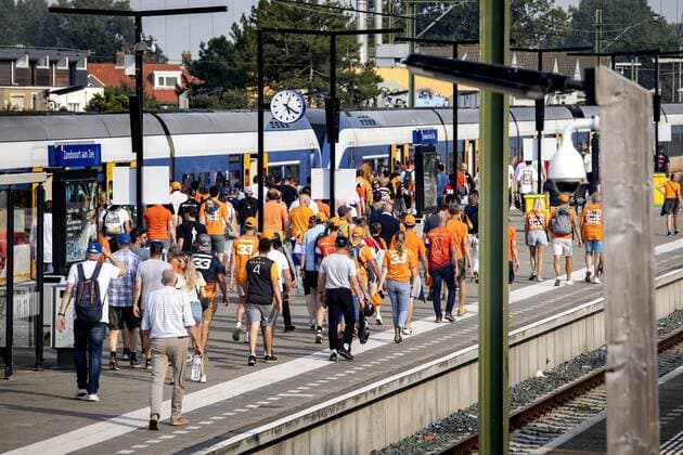 ZANDVOORT - Visitors to the F1 Grand Prix of Zandvoort leave the circuit and walk to the station after the race. ANP RAMON VAN FLYMEN xVIxANPxSportx xxANPxIVx
