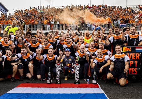 ZANDVOORT - Max Verstappen (Oracle Red Bull Racing) celebrates with his team from Red Bull Racing after winning the F1 Grand Prix of the Netherlands at Circuit van Zandvoort on September 4, 2022 in Zandvoort, Netherlands. REMKO DE WAAL F1 Grand Prix of The Netherlands 2022 xVIxANPxSportx xxANPxIVx