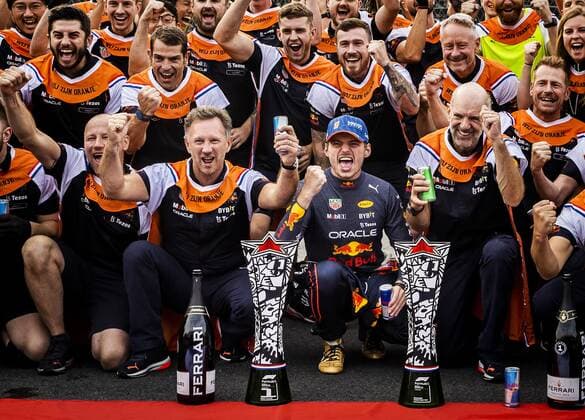 ZANDVOORT - Max Verstappen (Oracle Red Bull Racing) celebrates with his team from Red Bull Racing after winning the F1 Grand Prix of the Netherlands at Circuit van Zandvoort on September 4, 2022 in Zandvoort, Netherlands. REMKO DE WAAL F1 Grand Prix of The Netherlands 2022 xVIxANPxSportx xxANPxIVx