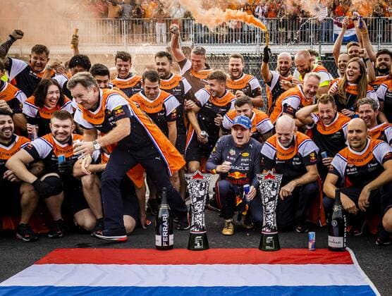 ZANDVOORT - Max Verstappen (Oracle Red Bull Racing) celebrates with his team from Red Bull Racing after winning the F1 Grand Prix of the Netherlands at Circuit van Zandvoort on September 4, 2022 in Zandvoort, Netherlands. REMKO DE WAAL F1 Grand Prix of The Netherlands 2022 xVIxANPxSportx xxANPxIVx